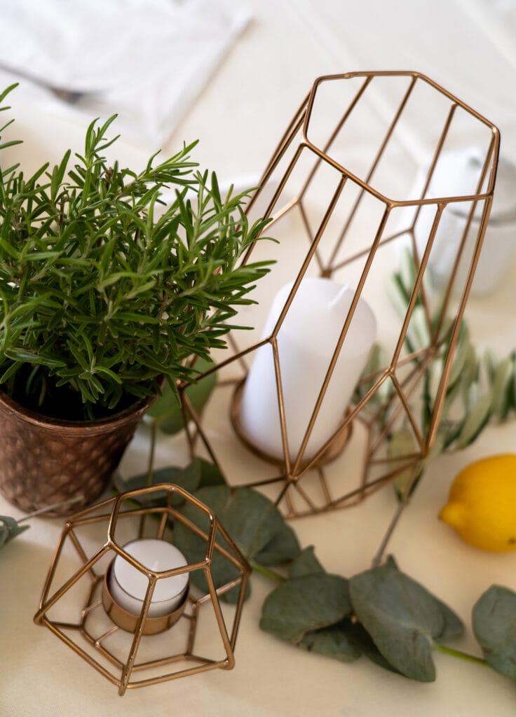 DekoandDesign_Windlicht_teelichter_geometrisch_mieten_Kupfer_vase_Dekoration_Hochzeit_Kraeuter_mediteran_Olive_Zitronen