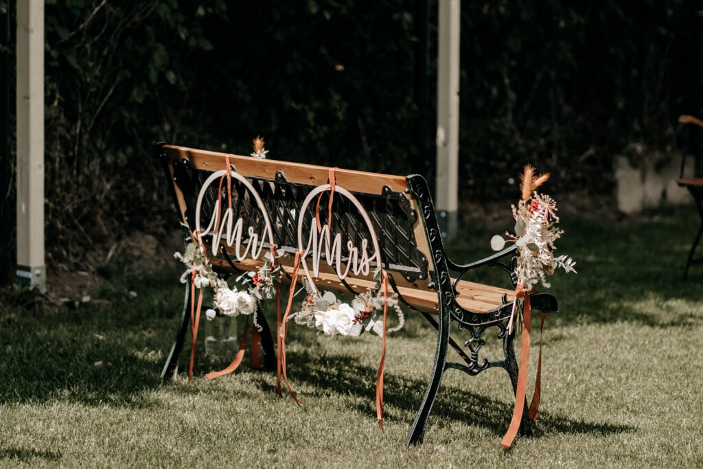 DekoandDesign_Dekoration_Hochzeit_Ankerpunkt_Sinsheim_ Bank_Hoop_Mr.&Mrs_Blumengesteck_weiß_rost