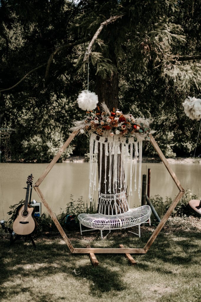 DekoandDesign_Dekoration_Hochzeit_Ankerpunkt_Sinsheim_Boho_Style_Hexagon_Bank-Blumengesteck_Makramee