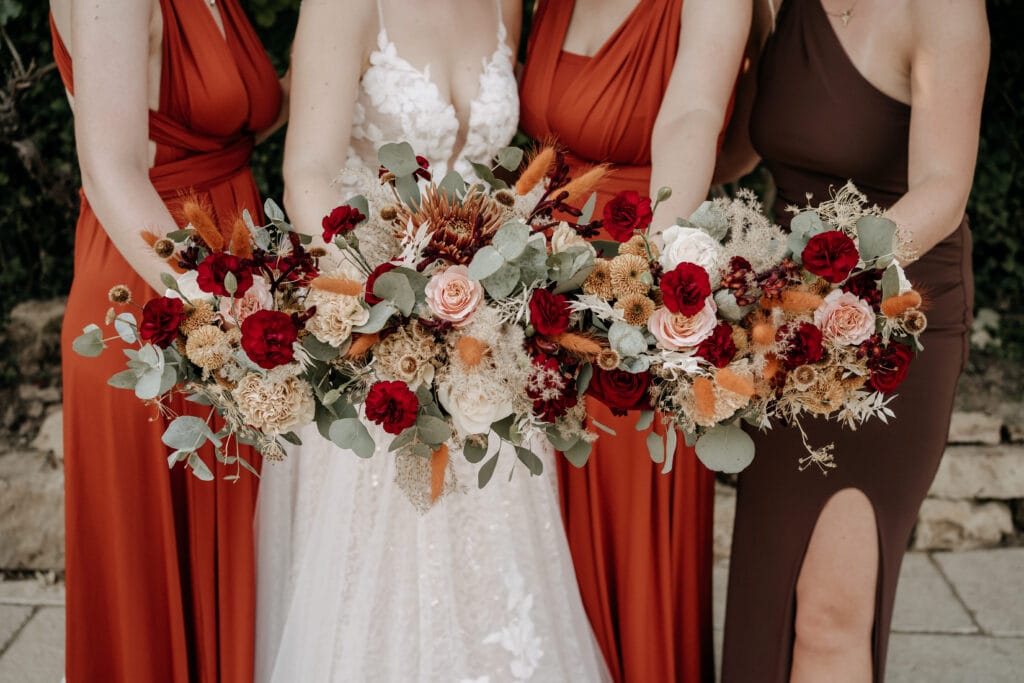 DekoandDesign_Dekoration_Hochzeit_Ankerpunkt_Sinsheim_Braut_Brautjungfern_Blumensträusse_rot_Eukalyptus_terracotta