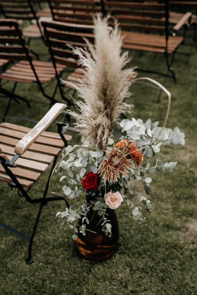 DekoandDesign_Dekoration_Hochzeit_Ankerpunkt_Sinsheim_FreieTraung_Reihenschmuck_Ballonvase_Pampasgras_Eukalyptus