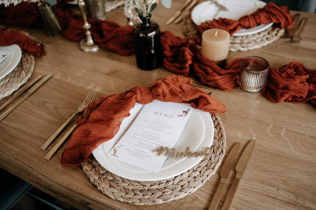 DekoandDesign_Dekoration_Hochzeit_Ankerpunkt_Sinsheim_Platzset_Platzteller_Menükarte_Besteck_mieten_rost-rot