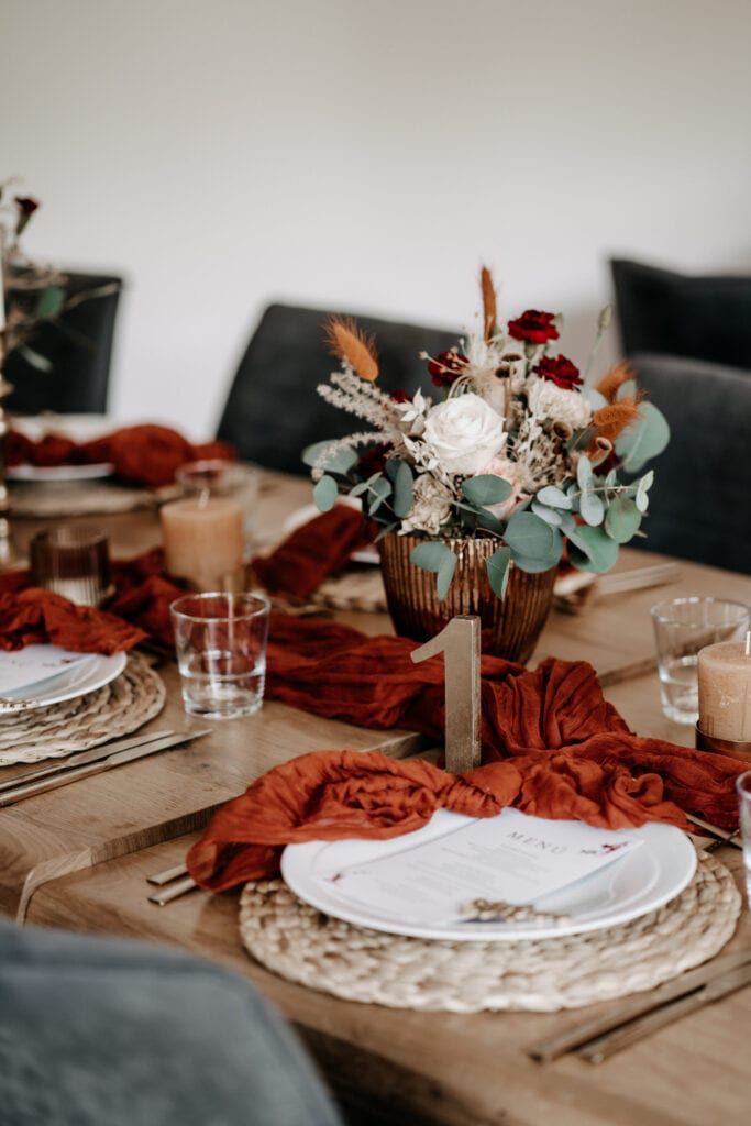 DekoandDesign_Dekoration_Hochzeit_Ankerpunkt_Sinsheim_Tischdekoration_Vasen_Blumengesteck_Eukalyptus_pastell