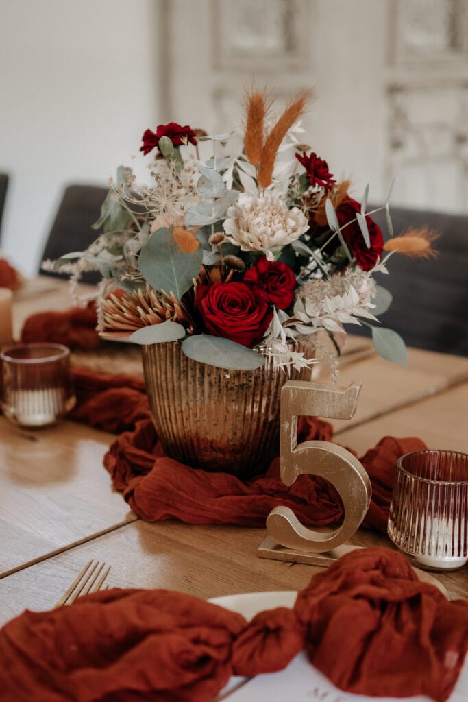 DekoandDesign_Dekoration_Hochzeit_Ankerpunkt_Sinsheim_Tischdekoration_Vasen_Blumengesteck_Eukalyptus_terracotta