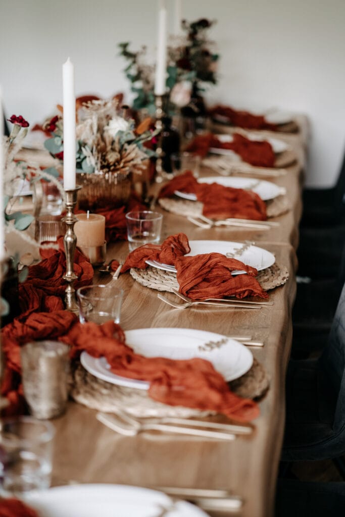 DekoandDesign_Dekoration_Hochzeit_Ankerpunkt_Sinsheim_Tischdekoration_Vasen_Blumengesteck_Eukalyptus_terracotta