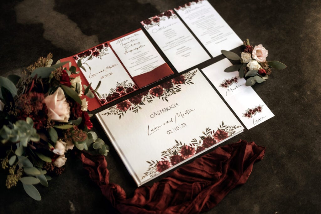 DekoandDesign_Dekoration_Hochzeit_Eventscheune_Ludwigsruhe_Menükarte_Gästebuch_rot_weiß
