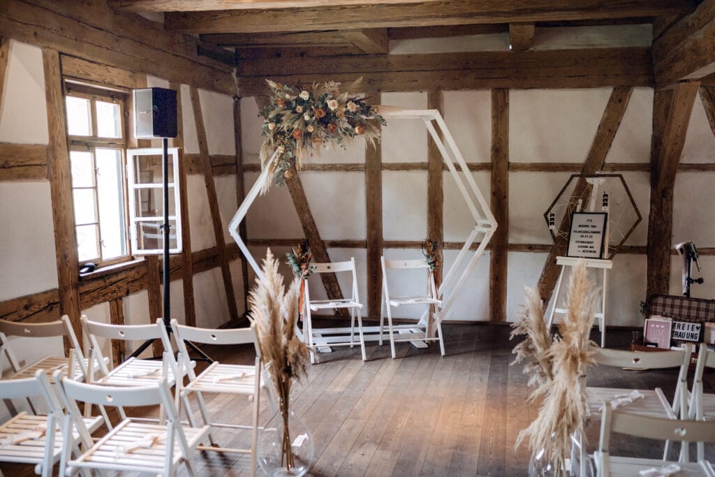 DekoandDesign_Dekoration_Hochzeit_Steinbachhof_FreieTrauung_Hexagon_Blumengesteck_Ballonvase_mieten