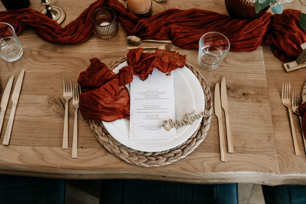 DekoandDesign_Dekortion_Hochzeit_Ankerpunkt_Sinsheim_Tischdekoration_Platzset_Besteck_Servietten_mieten_rost-rot
