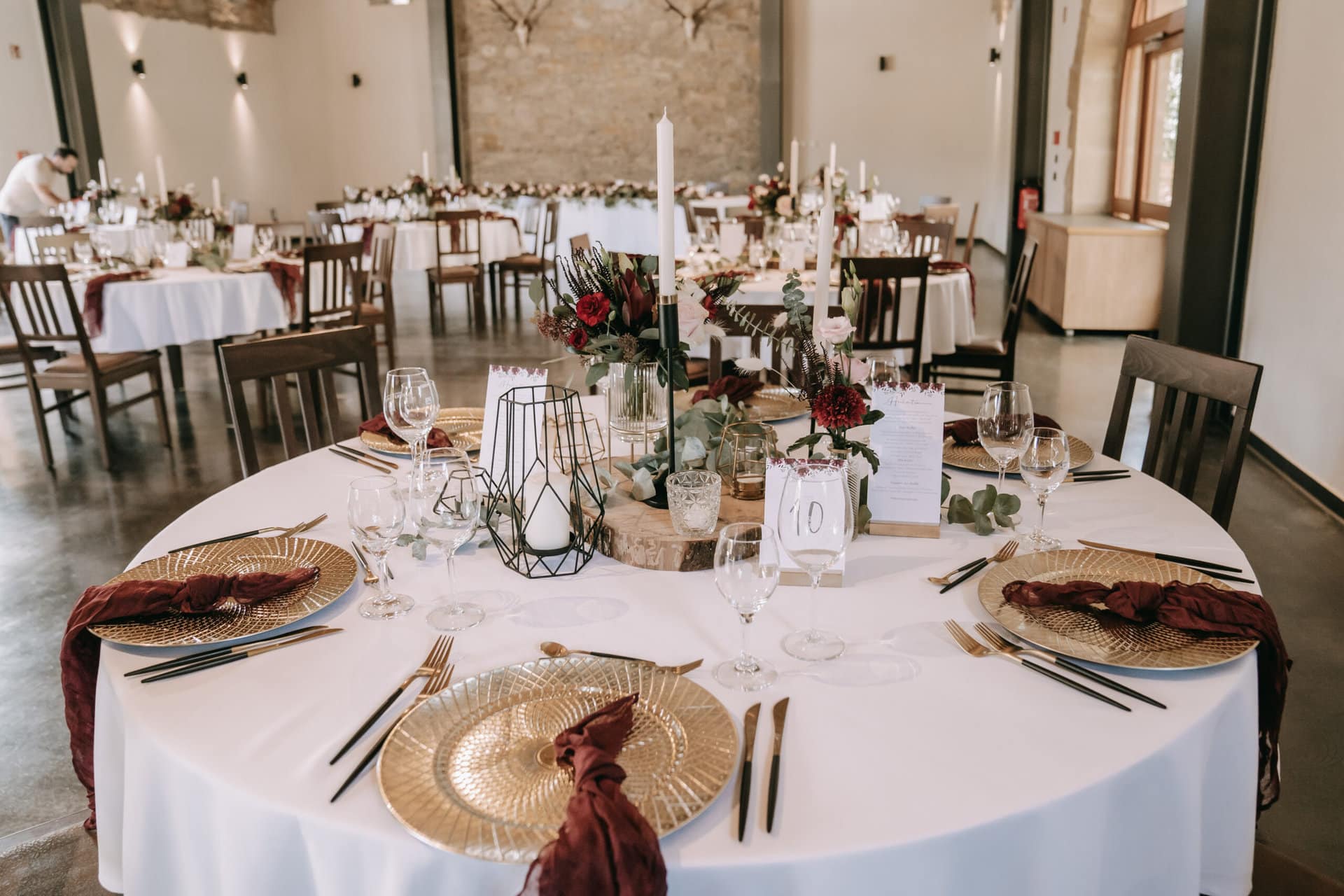 Elegante Tischdekoration bei einer formellen Veranstaltung mit floralen Tafelaufsätzen und goldenen Tischdekorationen. Elegante Tischdekoration bei einer formellen Veranstaltung mit floralen Tafelaufsätzen und goldenen Tischdekorationen.