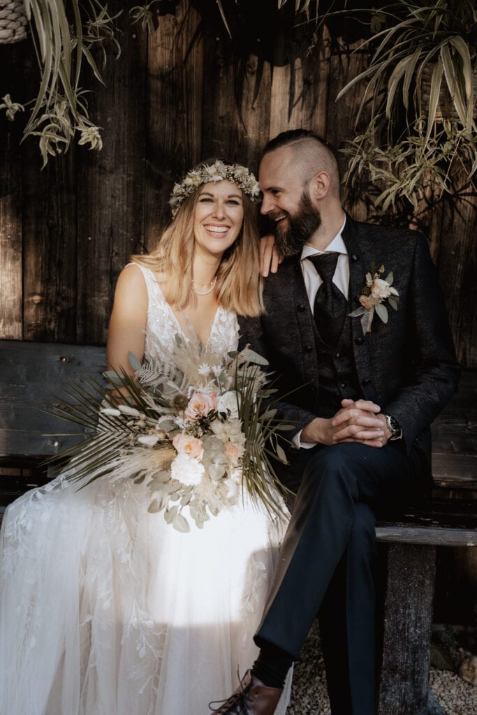 DekoandDesign_Hochzeit_Heuchelberger_Warte_Brautpaar_Scheune_Natur_Brautstrauss_Blumenkranz_Anstecker_rusikal