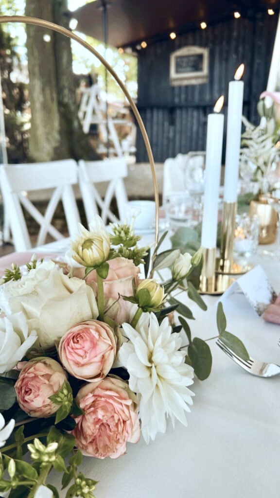 DekoandDesign_Hochzeit_Heuchelberger_Warte_Hoop_Blumen_Rosen_weiß_apricot_Kerzenständer_mieten