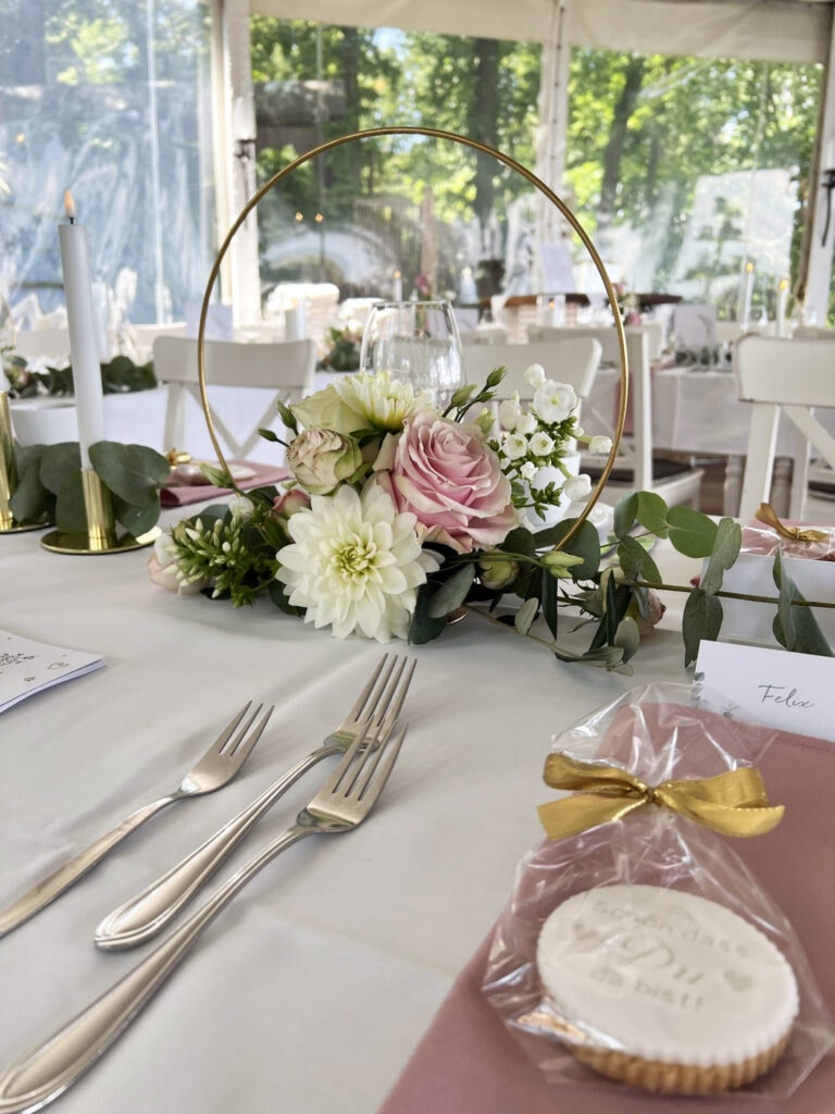 DekoandDesign_Hochzeit_Heuchelberger_Warte_Hoop_Blumen_Rosen_weiß_apricot_Serviette_mieten