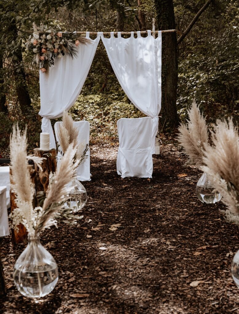 DekoandDesign_Hochzeit_Heuchelberger_Warte_Pampasgras_Ballonvase_Traubogen_Traustühle_Stuhlhussen_mieten_Blumengesteck