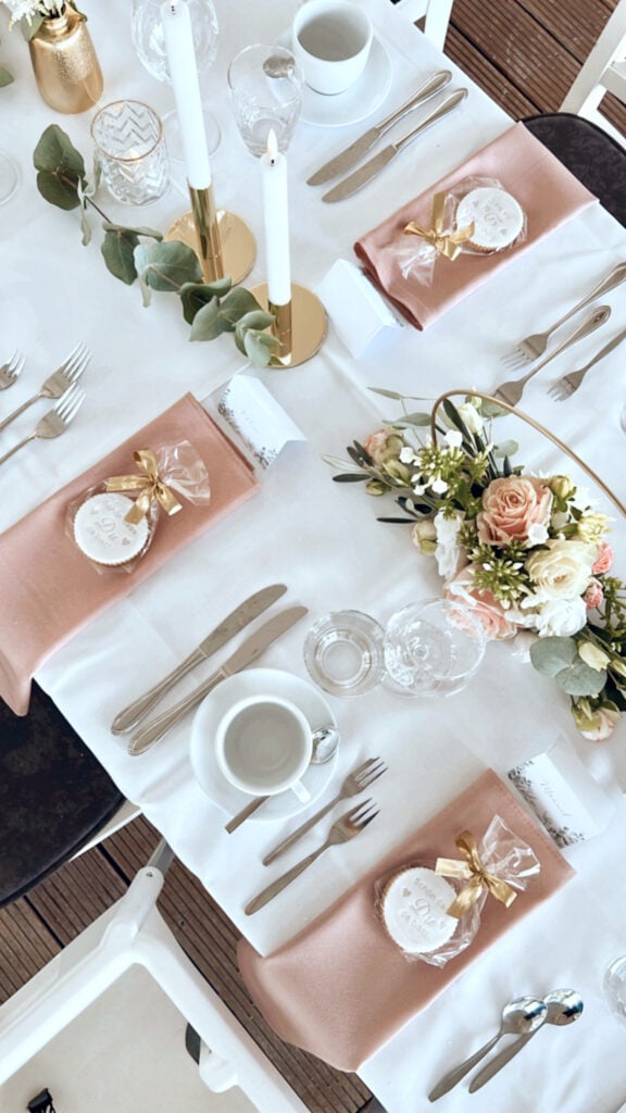 DekoandDesign_Hochzeit_Heuchelberger_Warte_Tischdeko_Hoop_Blumen_Rosen_weiß_apricot_Serveitten_leihen