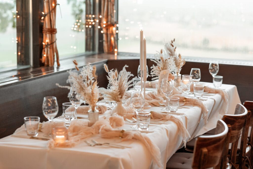 DekoandDesign_Hochzeit_Heuchelberger_Warte_Tischdeko_Servietten_beige_Pampasgras_Kerzenständer_Vasen_mieten