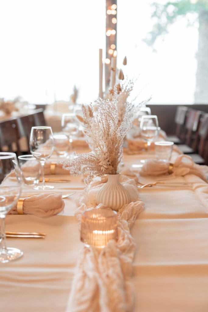 DekoandDesign_Hochzeit_Heuchelberger_Warte_Tischdeko_Servietten_beige_Pampasgras_Kerzenständer_Vasen_mieten