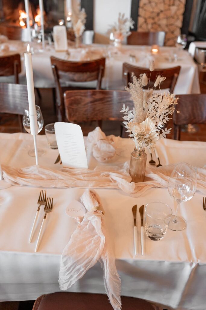 DekoandDesign_Hochzeit_Heuchelberger_Warte_Tischdeko_Tischläufer_Vasen_Besteck_gold_Kerzenständer_mieten