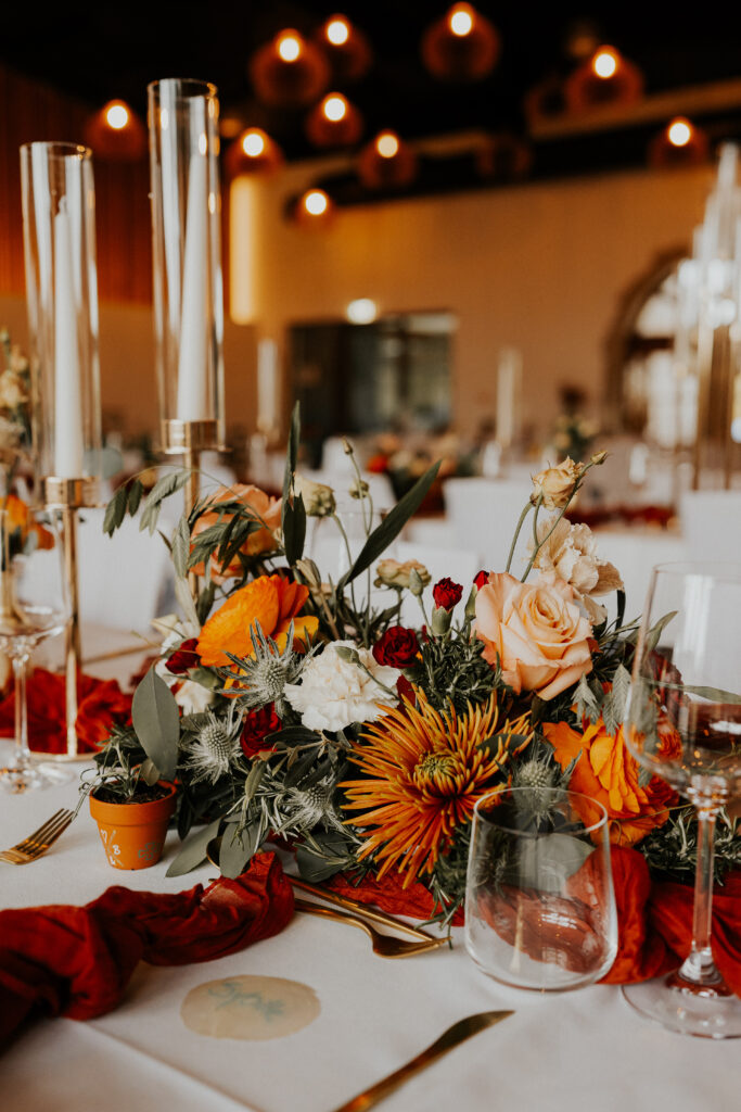 DekoandDesign_Dekoration_Hochzeit_Landgut_Steng_Blumengesteck_rot_terracotta_Kerzenständer_mieten