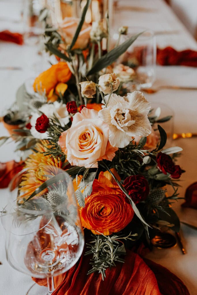 DekoandDesign_Dekoration_Hochzeit_Landgut_Steng_Blumengesteck_rot_terracotta_Rose_Dahlie