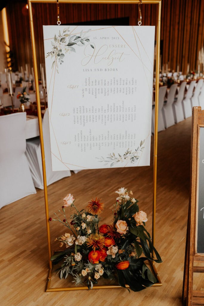 DekoandDesign_Dekoration_Hochzeit_Landgut_Steng_Blumengesteck_rot_terracotta_Sitzplan_leihen