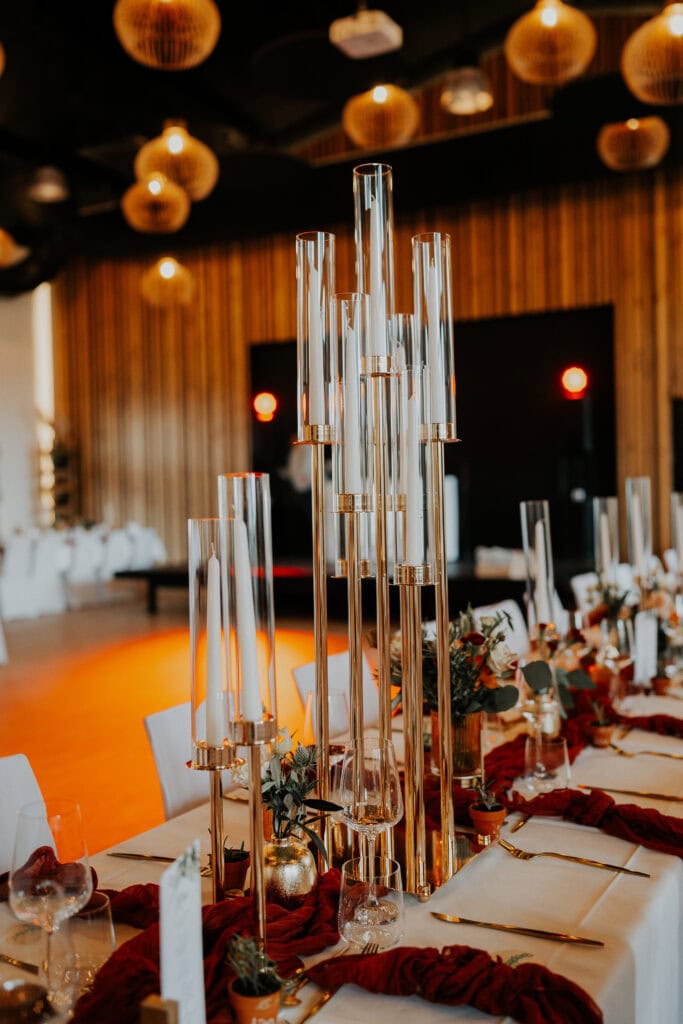 DekoandDesign_Dekoration_Hochzeit_Landgut_Steng_Blumengesteck_rot_terracotta_Tischläufer_Musselin_mieten