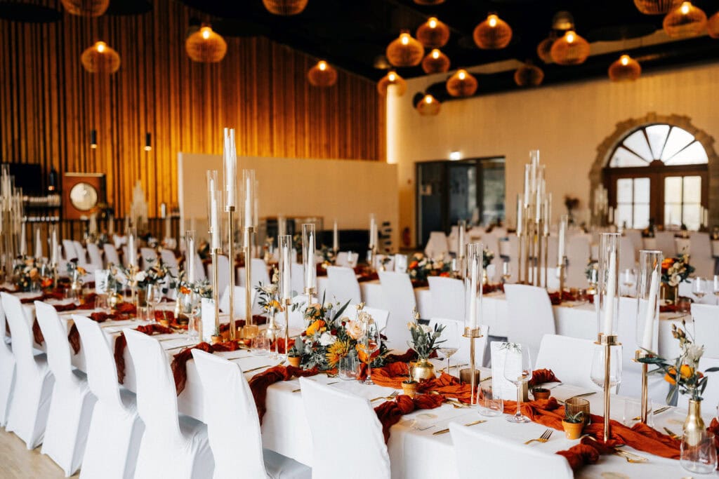 DekoandDesign_Dekoration_Hochzeit_Landgut_Steng_Location_Tischdeko_rot_terracotta