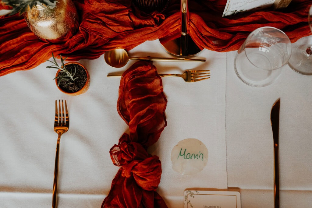 DekoandDesign_Dekoration_Hochzeit_Landgut_Steng_rot_Tischläufer_Servietten_Besteck_gold_verleih
