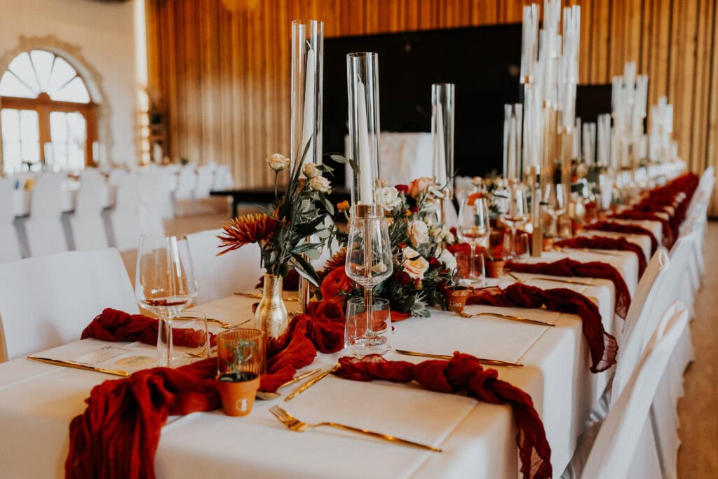 DekoandDesign_Dekoration_Hochzeit_Landgut_Steng_rot_terracotta_Kerzenständer_Vasen_Servietten_Tischläufer_mieten