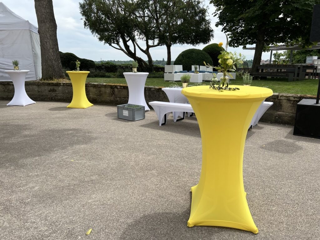 DekoandDesign_Dekoration_Sommerfest_weiß_gelb_Zitrone_Stehtischhussen_gelb_weiß_leihen