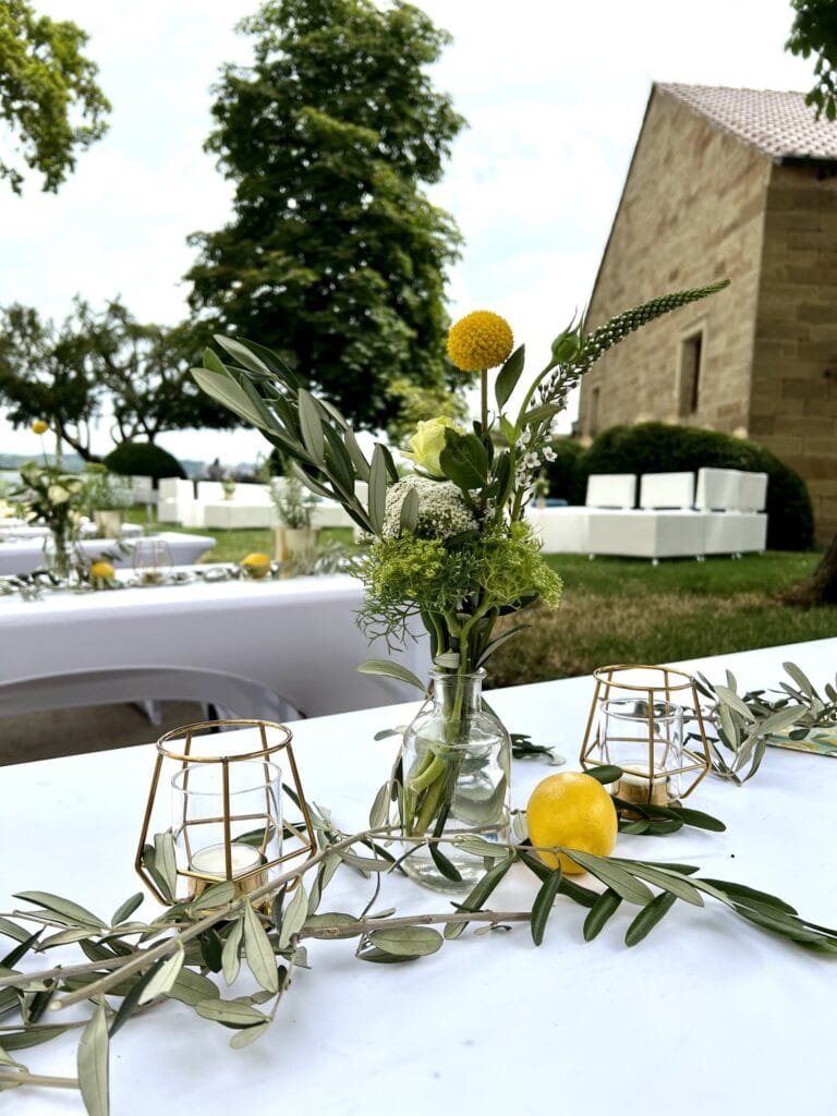 DekoandDesign_Dekoration_Sommerfest_weiß_gelb_Zitrone_Teelichthalter_geometrisch_Bluemvase_mieten