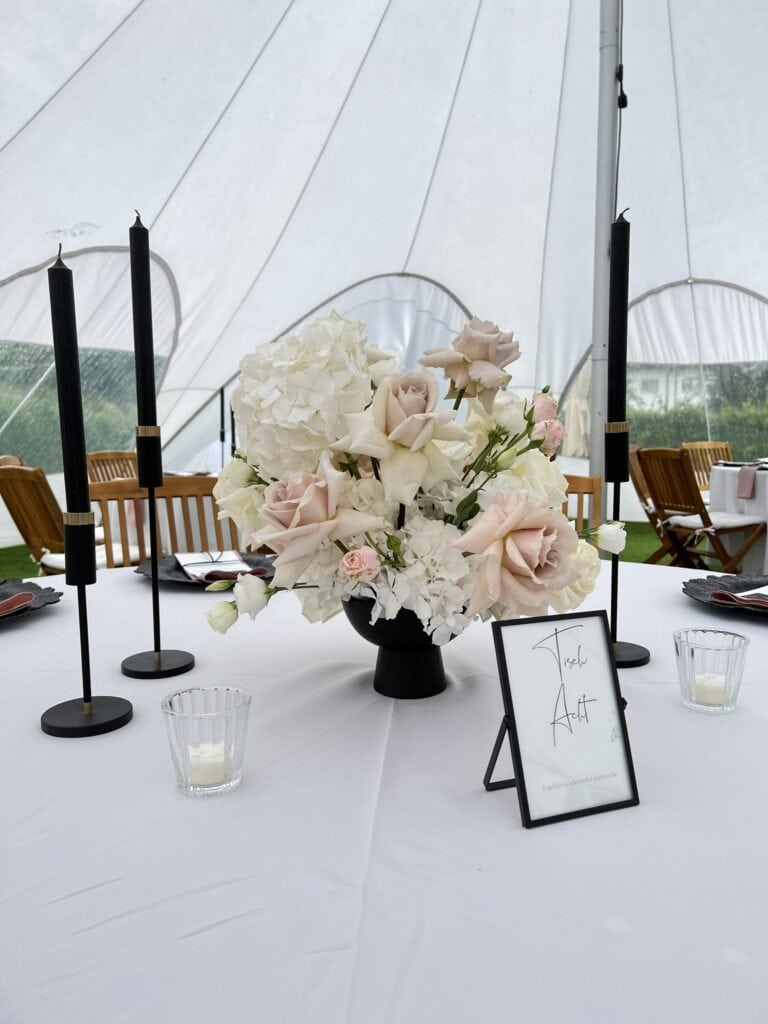DekoandDesign_Hochzeit_Weingut_Bihlmayer_Blumengesteck_Rosen_rosa_weiß_Kerzenstände_schwarz_mieten