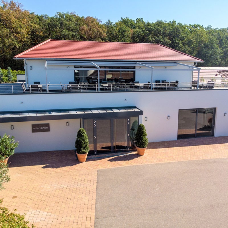 Ein Restaurant am Seeufer mit Sitzgelegenheiten im Freien und Sonnenkollektoren auf dem Dach im malerischen Lake Tahoe.