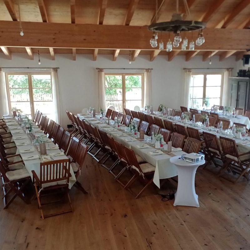 Elegante Speiseeinrichtung an verschiedenen Orten mit Holzböden, Balkendecke und Kronleuchtern.
