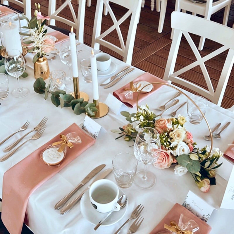 Romantische Kombination in Rosé und Gold auf der Heuchelberger Warte