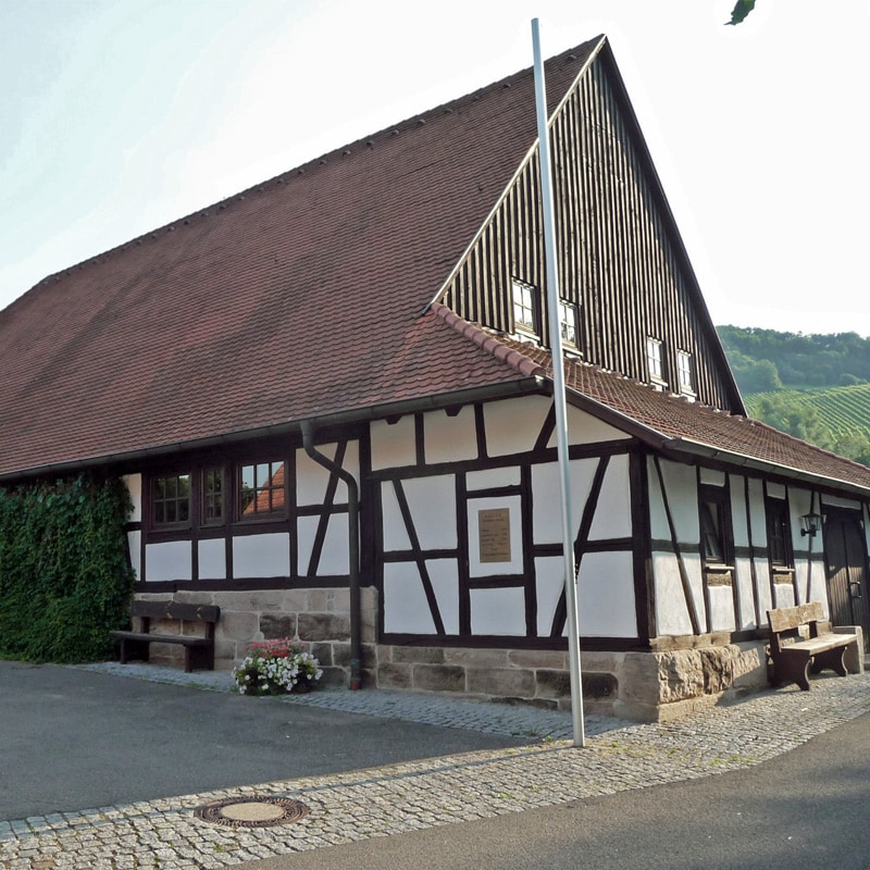 Traditionelles Fachwerkhaus in ländlicher Umgebung.