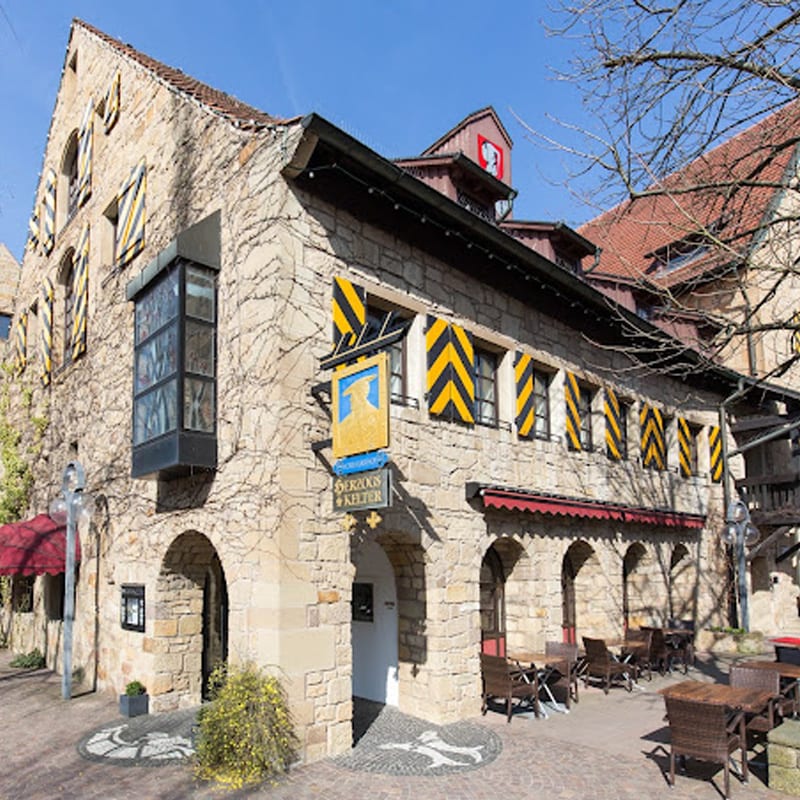 Traditionelles Fachwerkhaus mit Restaurant an verschiedenen Standorten an einem sonnigen Tag.