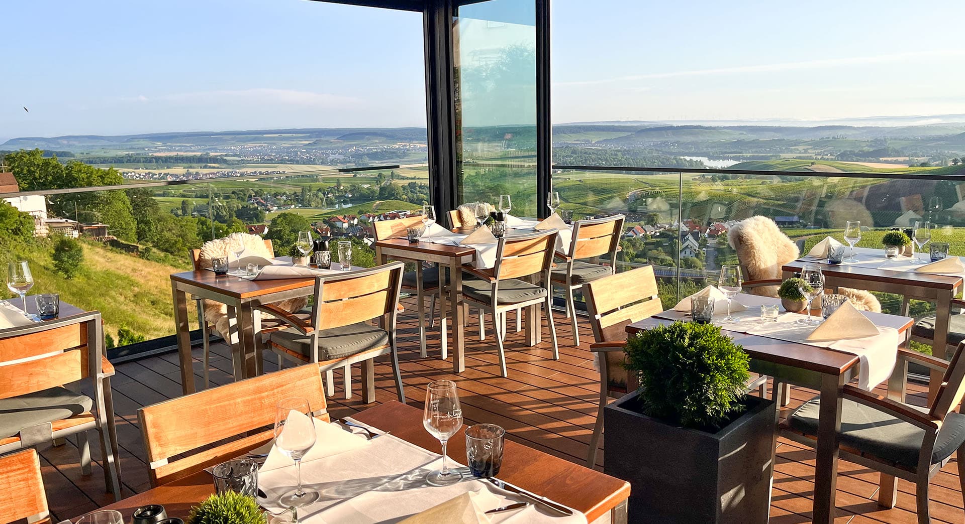 Eine malerische Restaurantterrasse des Landhaus Hohly mit Panoramablick auf die Landschaft.
