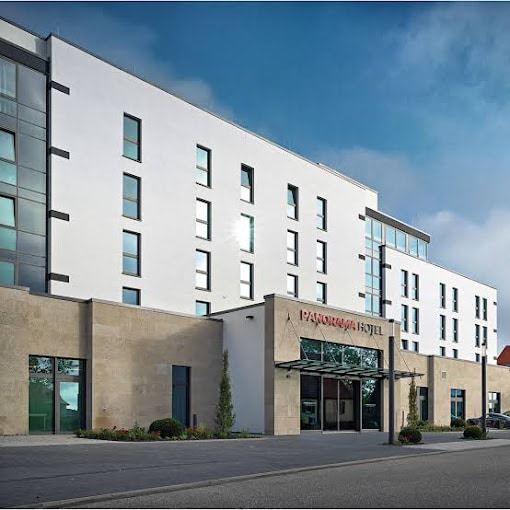 Modernes Hotel-Exterieur in bester Lage mit klarem Himmel, optimiert für SEO.