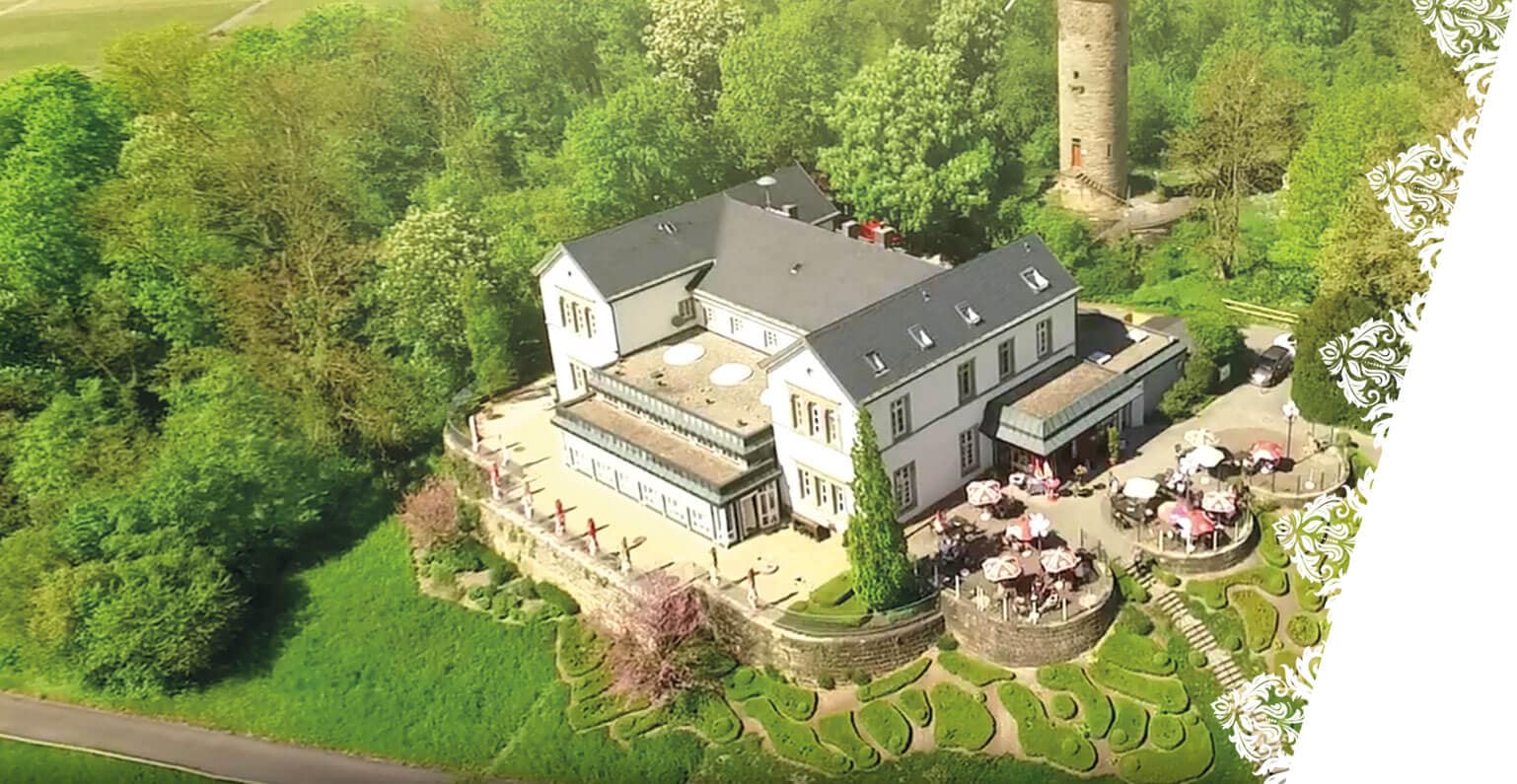 Luftaufnahme eines herrschaftlichen Hauses mit Außensitzplatz im Wartberg, Heilbronn, mitten im Grünen.