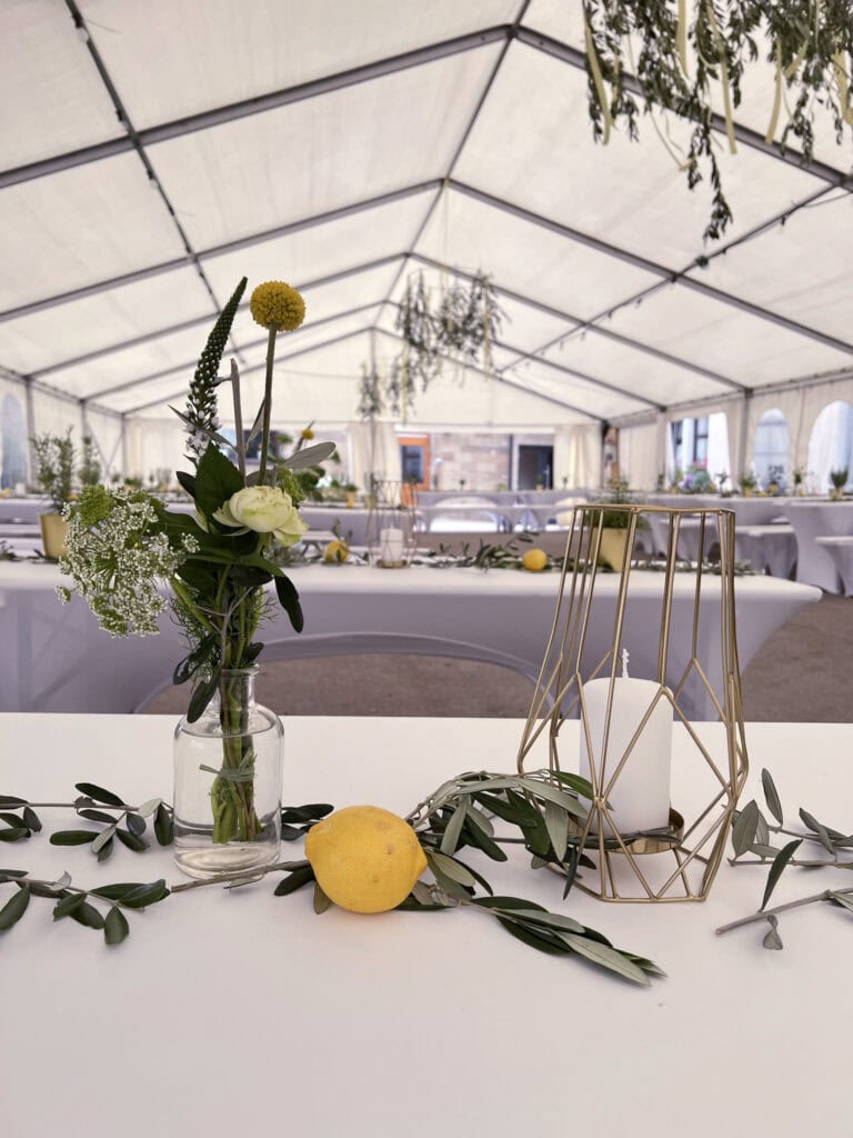 DekoandDesign_Dekoration_Sommerfest_weiß_gelb_Zitrone_Olive_Windlicht_geometrisch_mieten