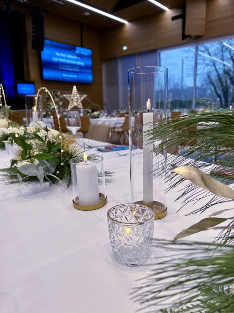 DekoandDesign_Firmenfeier_Bildungscampus_Aula_Loop_LED_Kerze_Vase_leihen_Teelicht