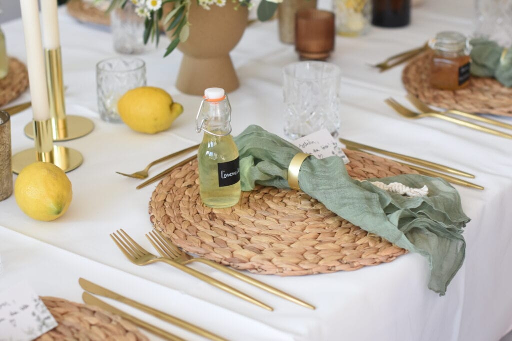 DekoandDesign_Konfirmation_Tischdekoration_Platset_wasserhyazinthe_natur_Mediteran_Olive_Zitronen