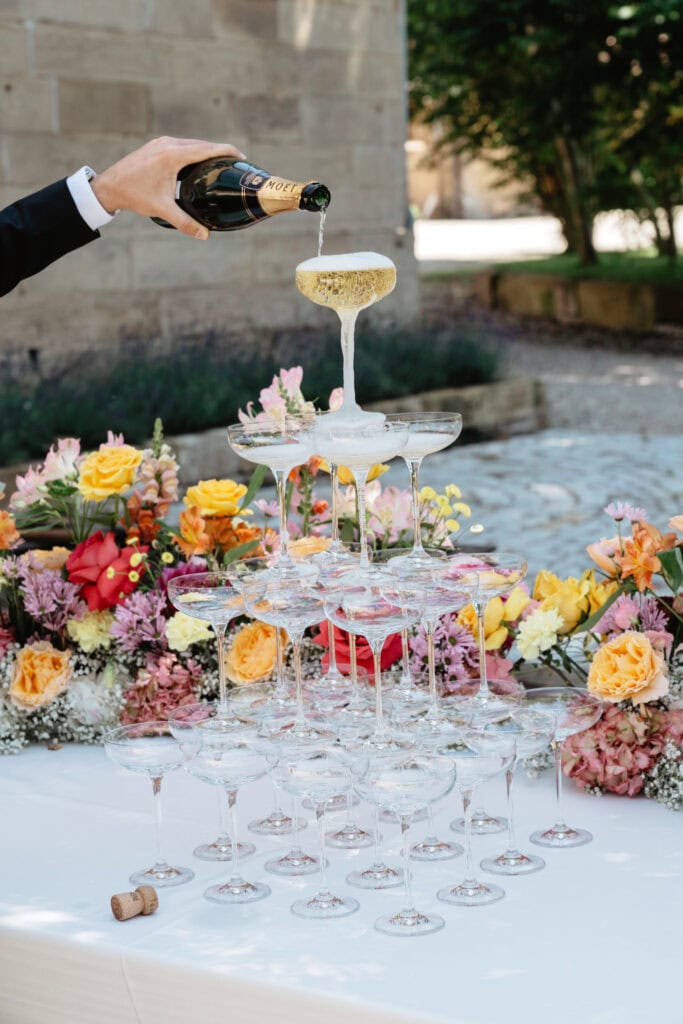DekoandDesign_Hochzeit_Schlossgut_Lautenbach_Blumengesteck_Champagnerturm_mieten_Gläser_Champagner